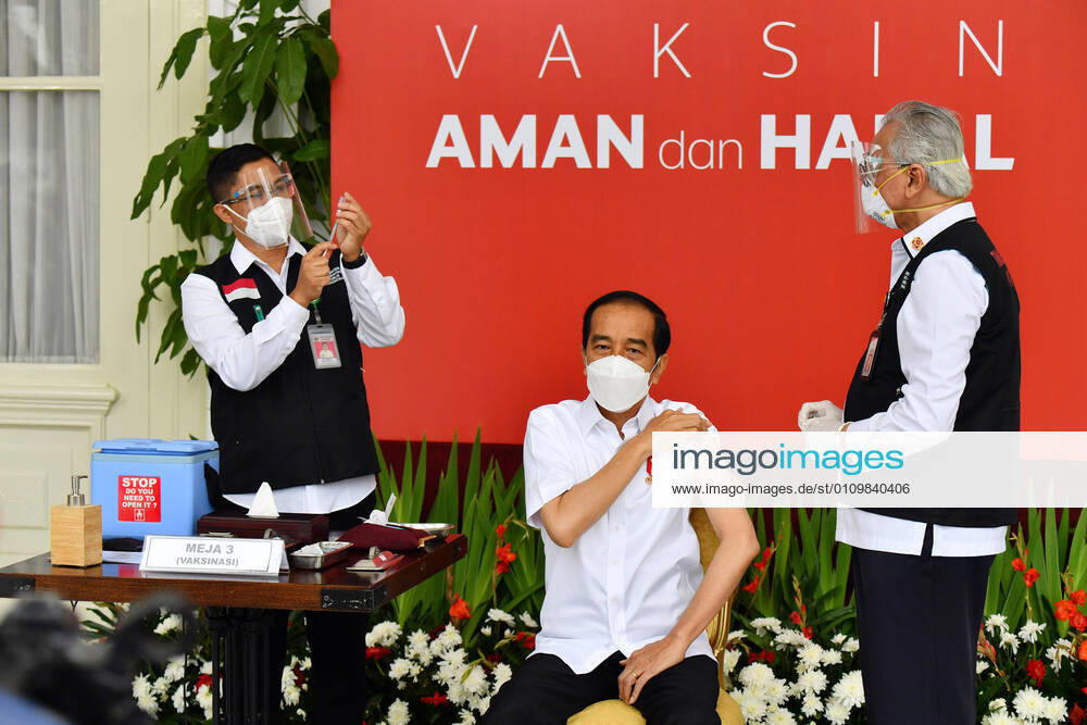 (210113) -- JAKARTA, Jan. 13, 2021 -- Indonesian President Joko Widodo prepares to receive the COVID-19 vaccine shot developed by China s biopharmaceutical company Sinovac Biotech at Presidential Palace in Jakarta, Indonesia, Jan. 13, 2021. The president, widely known as Jokowi, is the first Indonesian vaccinated to show that the vaccine is safe. ( Presidential Press Bureau Handout via Xinhua) INDONESIA-JAKARTA-PRESIDENT-VACCINE-COVID-19 AgusxSuparto