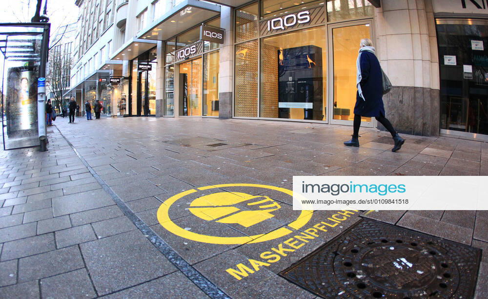 On the sidewalk plates in Hamburgs Mönckebergstraße it is pointed out that masks are compulsory here Altstadt Hamburg