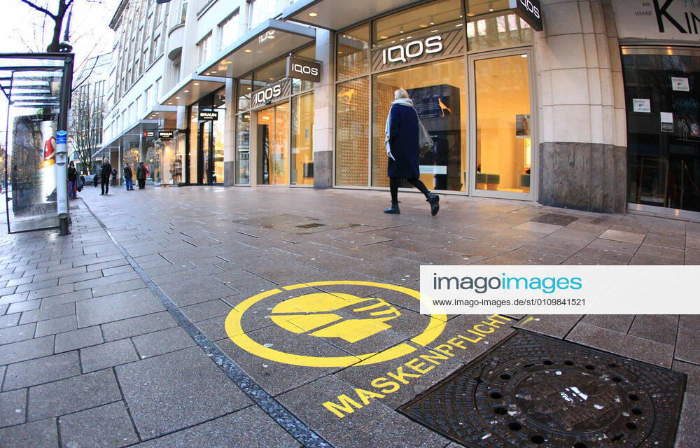 On the sidewalk plates in Hamburgs Mönckebergstraße it is pointed out that masks are compulsory here Altstadt Hamburg