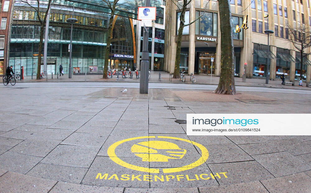 On the sidewalk plates in Hamburgs Mönckebergstraße it is pointed out that masks are compulsory here Altstadt Hamburg