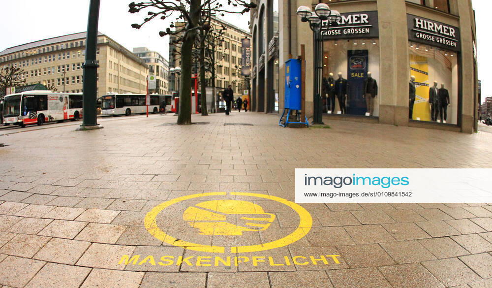 On the sidewalk plates in the Hamburg Mönckebergstraße it is pointed out that masks are compulsory here Altstadt Hamburg