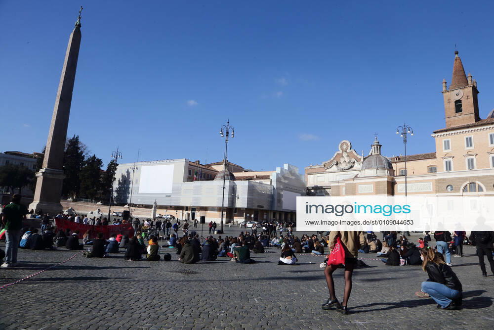 January 13, , 2021 - Roman students during a pageful demonstration to demand the reopening of schools closed for the lockdown pandemic restrictions, in People Square in Rome. . Credit Image: via ZUMA Wire) Romne, Italy - ZUMAi15_ 20210113_zaf_i15_015