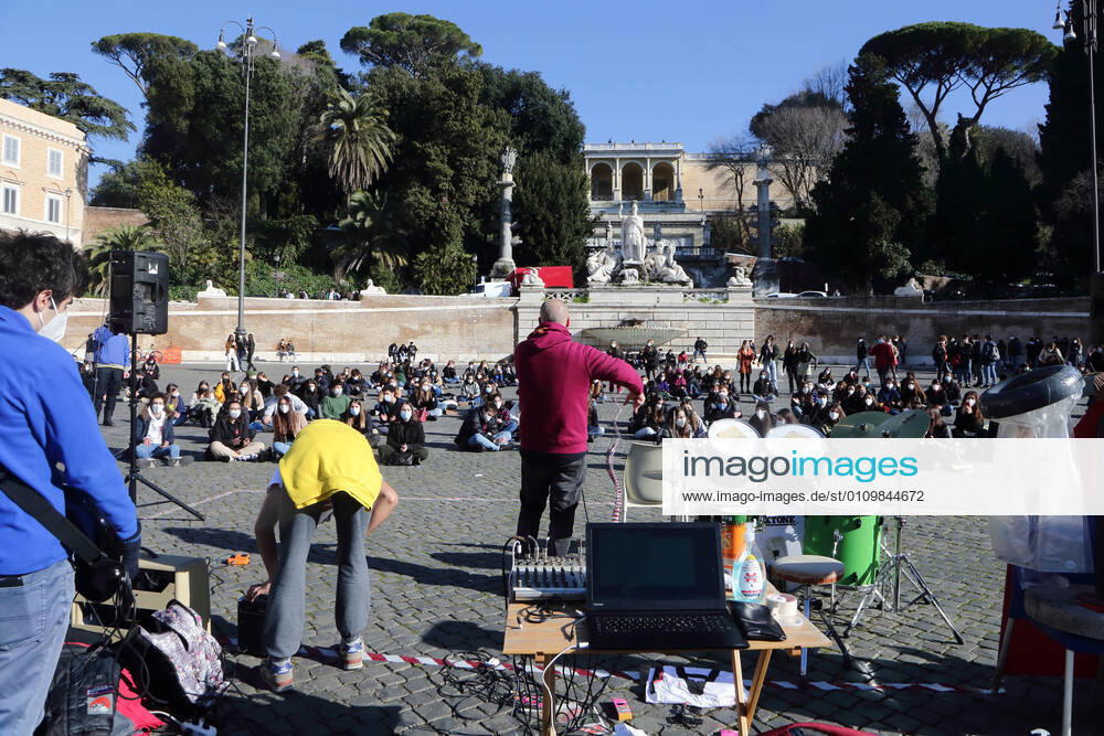January 13, , 2021 - Roman students during a pageful demonstration to demand the reopening of schools closed for the lockdown pandemic restrictions, in People Square in Rome. . Credit Image: via ZUMA Wire) Romne, Italy - ZUMAi15_ 20210113_zaf_i15_017