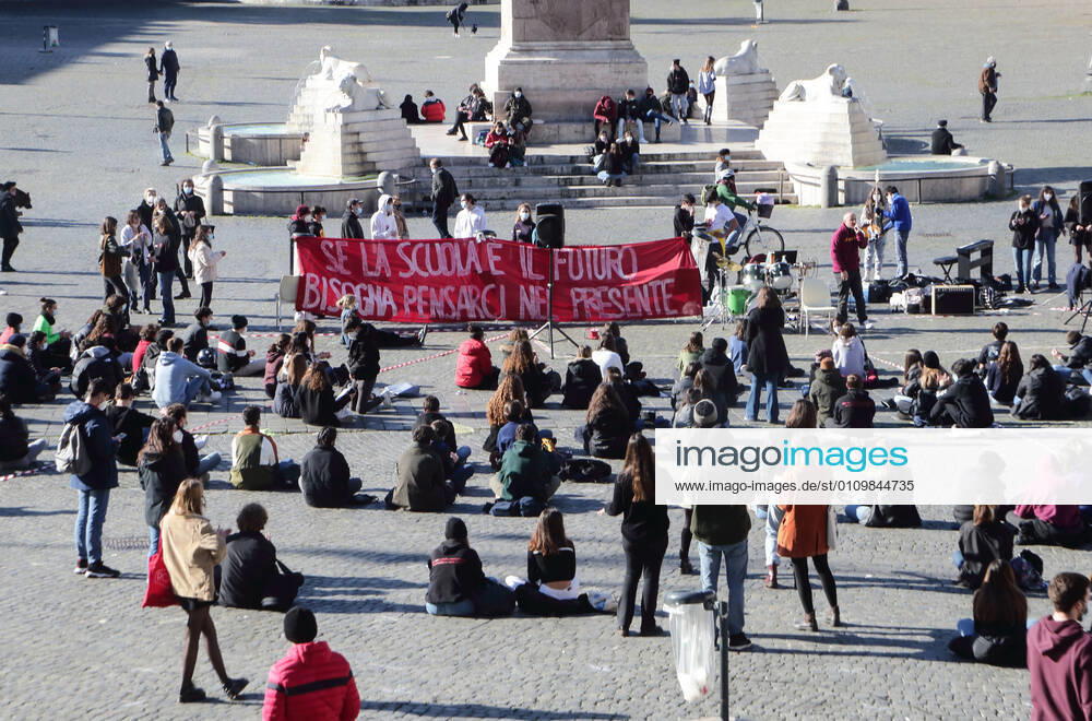 January 13, , 2021 - Roman students during a pageful demonstration to demand the reopening of schools closed for the lockdown pandemic restrictions, in People Square in Rome. . Credit Image: via ZUMA Wire) Romne, Italy - ZUMAi15_ 20210113_zaf_i15_024