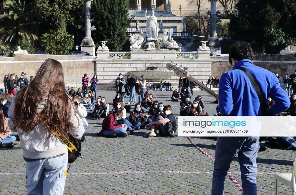 January 13, , 2021 - Roman students during a pageful demonstration to demand the reopening of schools closed for the lockdown pandemic restrictions, in People Square in Rome. . Credit Image: via ZUMA Wire) Romne, Italy - ZUMAi15_ 20210113_zaf_i15_028