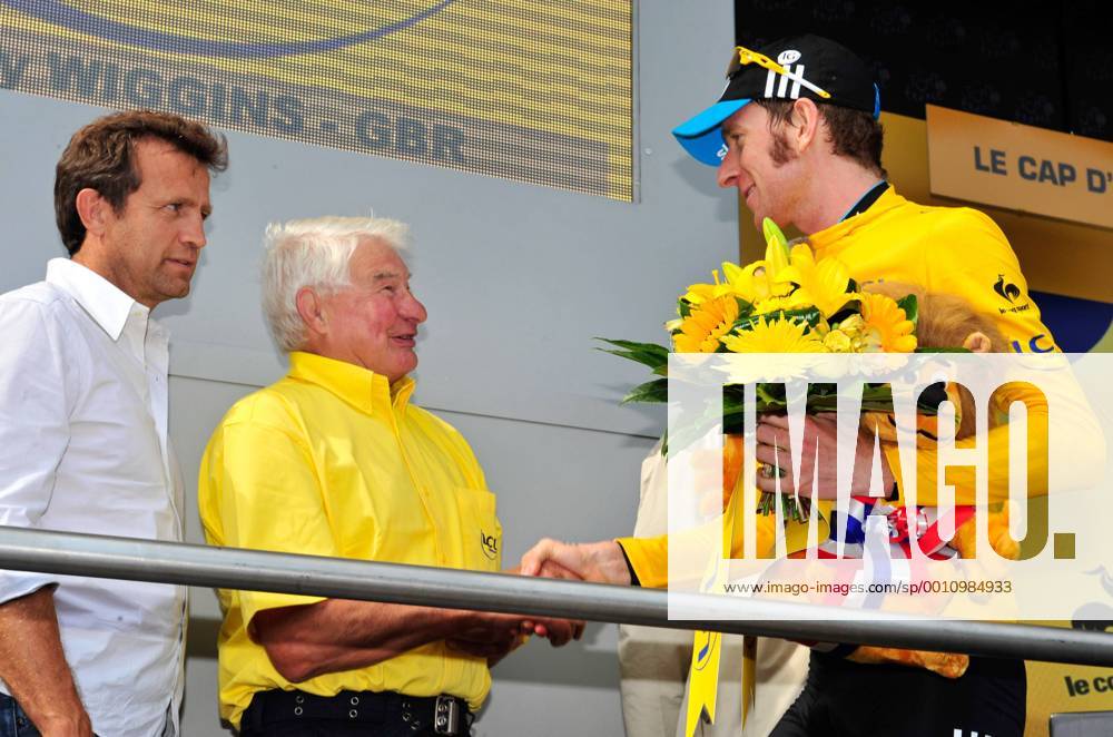 RADSPORT - Tour de France 2012 FOIX,FRANKREICH,15.JUL.12 - DIVERS, RADSPORT - Tour de France 2012, 14. Etappe, Limoux - Foix, Siegerehrung. Bild zeigt Raymond Poulidor und Bradley Wiggins (GBR Sky). Keywords: Gelbe Trikot.
