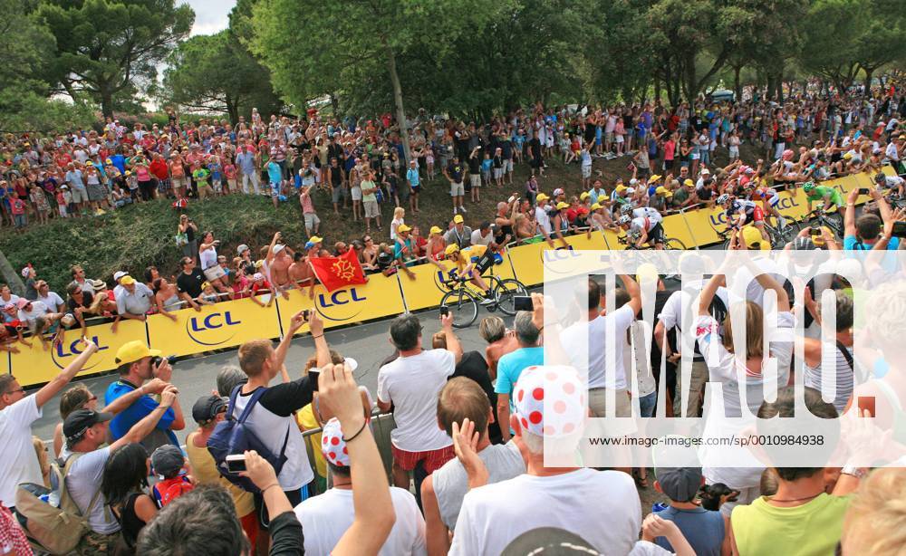 RADSPORT - Tour de France 2012 FOIX,FRANKREICH,15.JUL.12 - DIVERS, RADSPORT - Tour de France 2012, 14. Etappe, Limoux - Foix. Bild zeigt den Zielsprint mit Bradley Wiggins (GBR Sky).