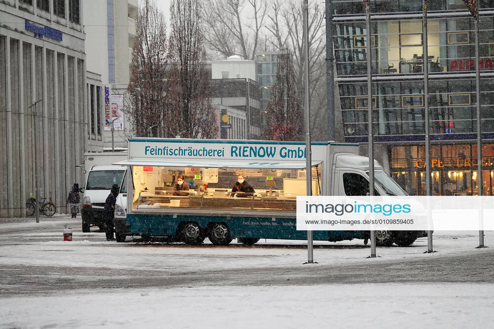 Sad market 13 01 2021,Chemnitz, Makt, Marktage dreist, due to the Corona regulations and the wintry weather only a few traders stand on the market in the late afternoon and even fewer customers are to be seen Chemnitz Saxony BRD