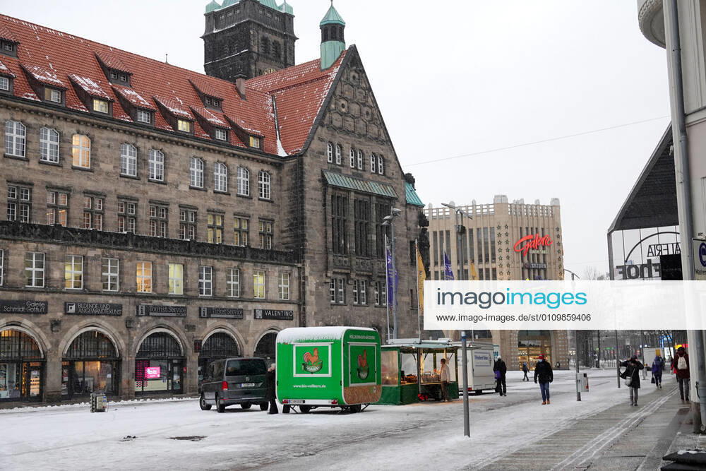 Sad market 13 01 2021,Chemnitz, Makt, Marktage dreist, due to the Corona regulations and the wintry weather only a few traders stand on the market in the late afternoon and even fewer customers are to be seen Chemnitz Saxony BRD