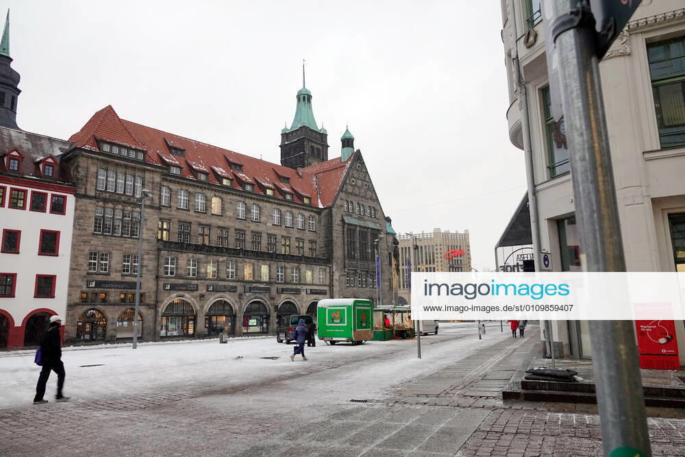 Sad market 13 01 2021,Chemnitz, Makt, Marktage dreist, due to the Corona regulations and the wintry weather only a few traders stand on the market in the late afternoon and even fewer customers are to be seen Chemnitz Saxony BRD