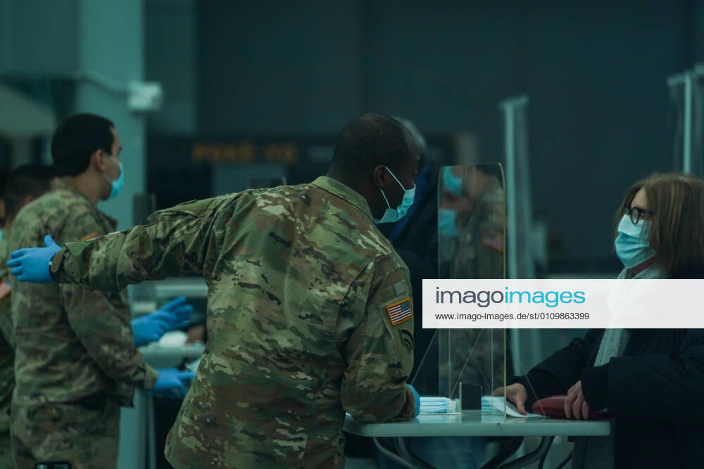 A member of the US Army National Guard checks in people as New York State opens a mass vaccination site at the Jacob Javits Convention Center on Manhattan s West Side on January 13, 2021 in New York. New York USA - ZUMAb148 20210113_zap_b148_017