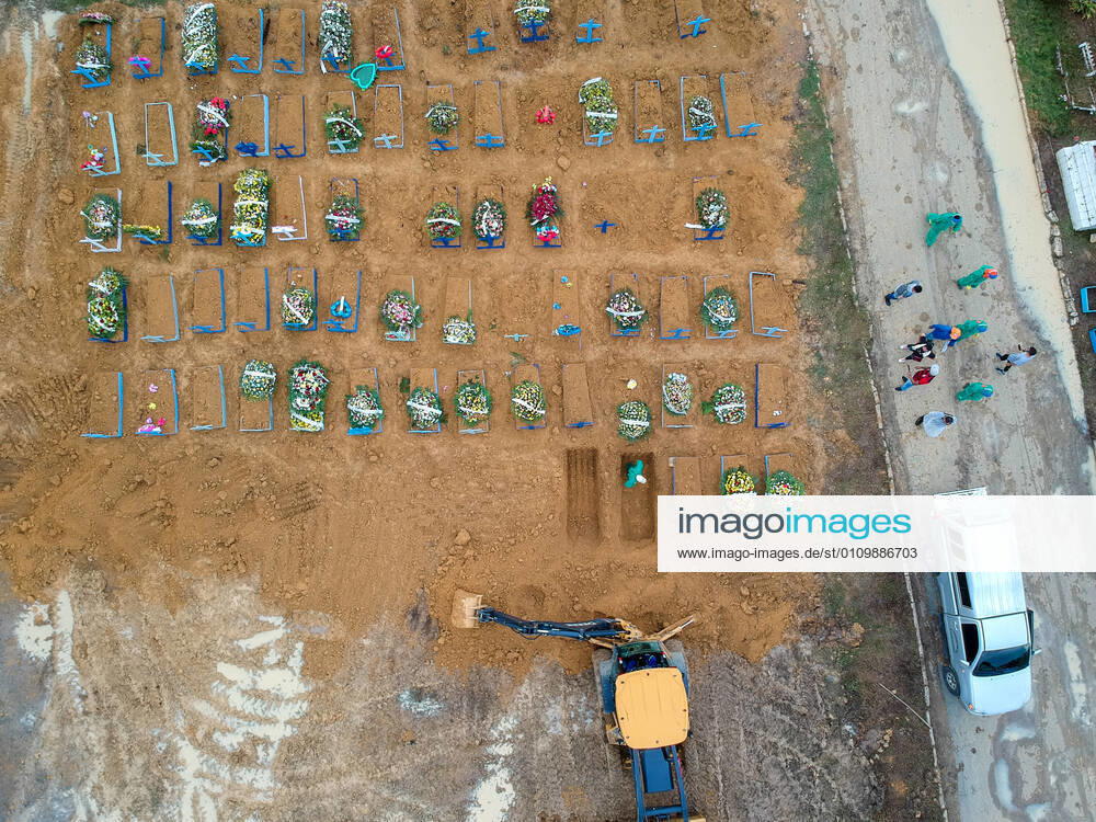MANAUS, AM - 13.01.2021: ENTERROS DE COVID EM NOVO LOCAL EM MANAUS - Burials of people who died because of Covid-19, this Wednesday afternoon (13th), at the Nossa Senhora Aparecida cemetery in Manaus (AM). x2017252x SandroxPereira