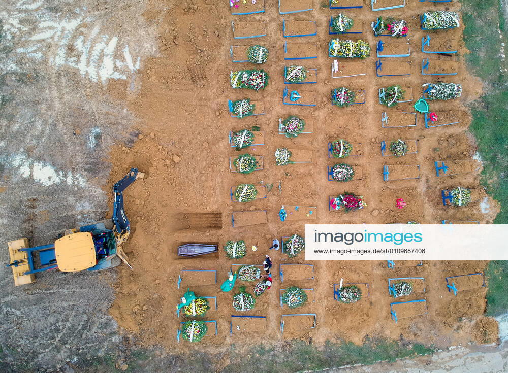MANAUS, AM - 13.01.2021: ENTERROS DE COVID EM NOVO LOCAL EM MANAUS - Burials of people who died because of Covid-19, this Wednesday afternoon (13th), at the Nossa Senhora Aparecida cemetery in Manaus (AM). x2017260x SandroxPereira