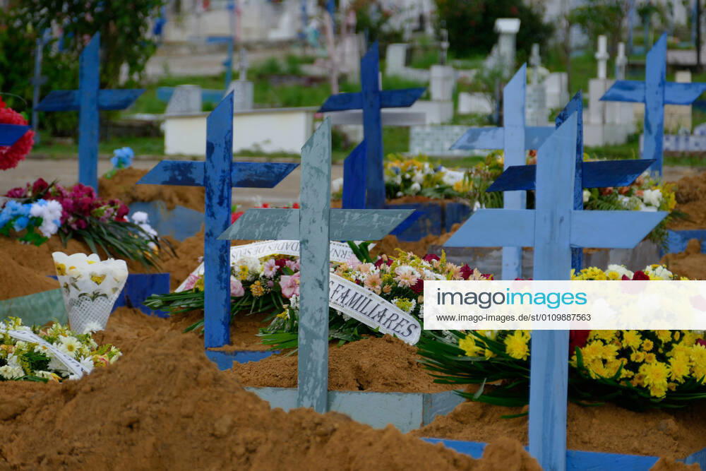 MANAUS, AM - 13.01.2021: ENTERROS DE COVID EM NOVO LOCAL EM MANAUS - Burials of people who died because of Covid-19, this Wednesday afternoon (13th), at the Nossa Senhora Aparecida cemetery in Manaus (AM). x2017271x SandroxPereira