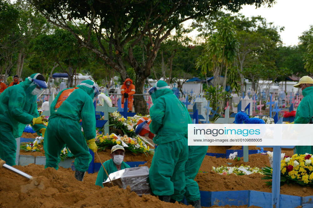 MANAUS, AM - 13.01.2021: ENTERROS DE COVID EM NOVO LOCAL EM MANAUS - Burials of people who died because of Covid-19, this Wednesday afternoon (13th), at the Nossa Senhora Aparecida cemetery in Manaus (AM). x2017288x SandroxPereira