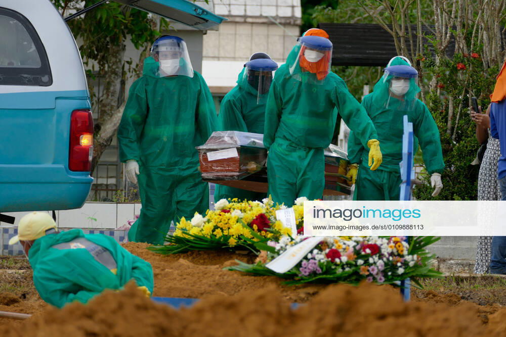 MANAUS, AM - 13.01.2021: ENTERROS DE COVID EM NOVO LOCAL EM MANAUS - Burials of people who died because of Covid-19, this Wednesday afternoon (13th), at the Nossa Senhora Aparecida cemetery in Manaus (AM). x2017293x SandroxPereira