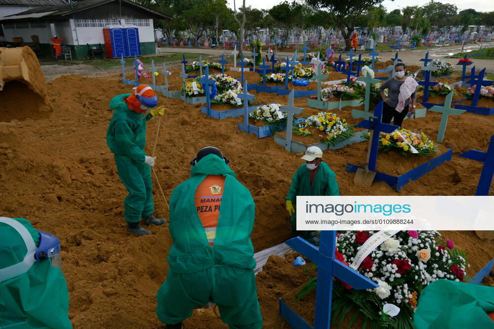 MANAUS, AM - 13.01.2021: ENTERROS DE COVID EM NOVO LOCAL EM MANAUS - Burials of people who died because of Covid-19, this Wednesday afternoon (13th), at the Nossa Senhora Aparecida cemetery in Manaus (AM). x2017301x SandroxPereira
