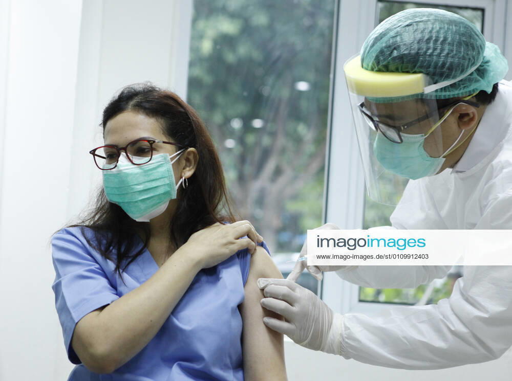 (210114) -- JAKARTA, Jan. 14, 2021 -- A medical worker receives inoculation of China s Sinovac COVID-19 vaccine at Cipto Mangunkusumo Hospital in downtown Jakarta, Indonesia, Jan. 14, 2021. Indonesia begins its large scale vaccination on Thursday. ) INDONESIA-JAKARTA-COVID-19-VACCINATION YexPingfan