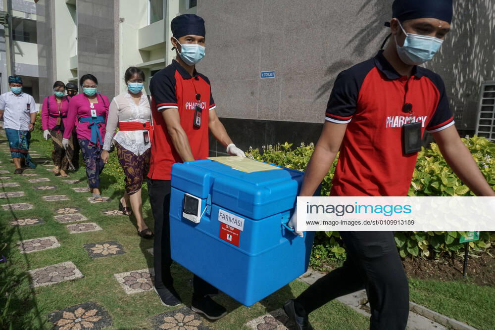 Health workers carries the vaccine box to the venue. Bali to start the first dose of Covid-19 vaccination program towards the public servants official and the health workers, which held at Bali Mandara Hospital. Denpasar Indonesia - ZUMAb245 20210114_zip_b245_004