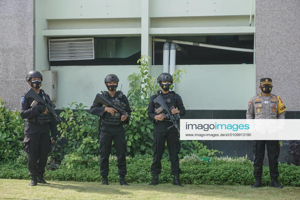 Policemen stand a guard durinng the vaccination process. Bali to start the first dose of Covid-19 vaccination program towards the public servants official and the health workers, which held at Bali Mandara Hospital. Denpasar Indonesia - ZUMAb245 20210114_zip_b245_005