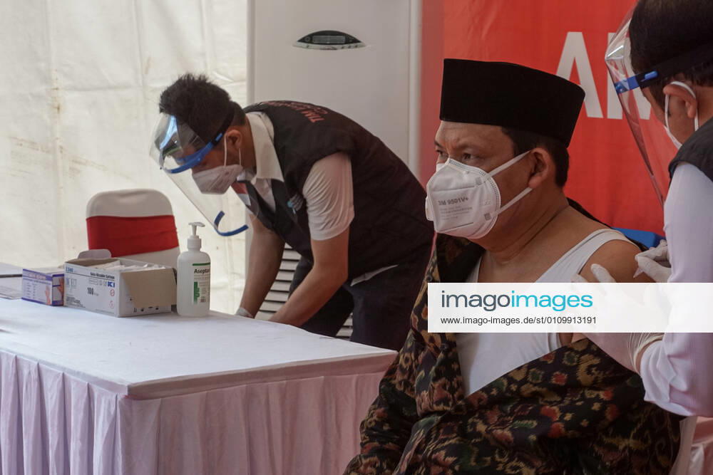Bali province government top officials injected with Sinovac vaccine. Bali to start the first dose of Covid-19 vaccination program towards the public servants official and the health workers, which held at Bali Mandara Hospital. Denpasar Indonesia - ZUMAb245 20210114_zip_b245_006