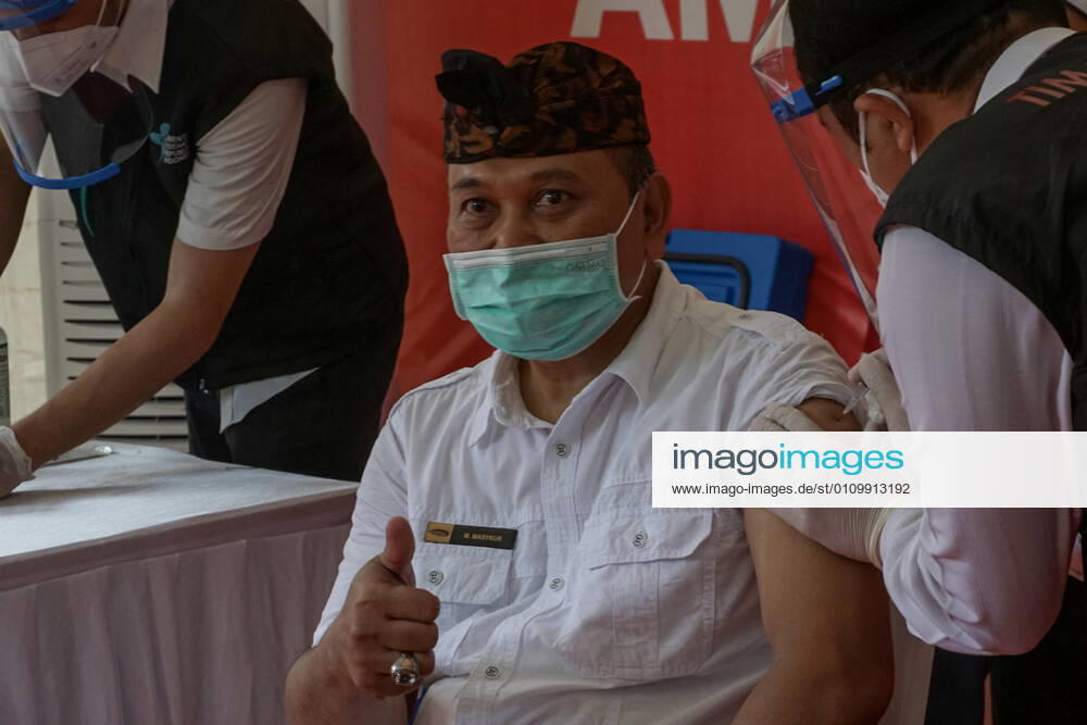 A Bali province government top official give his thumb s up while injected with Sinovac vaccine. Bali to start the first dose of Covid-19 vaccination program towards the public servants official and the health workers, which held at Bali Mandara Hospital. Denpasar Indonesia - ZUMAb245 20210114_zip_b245_007