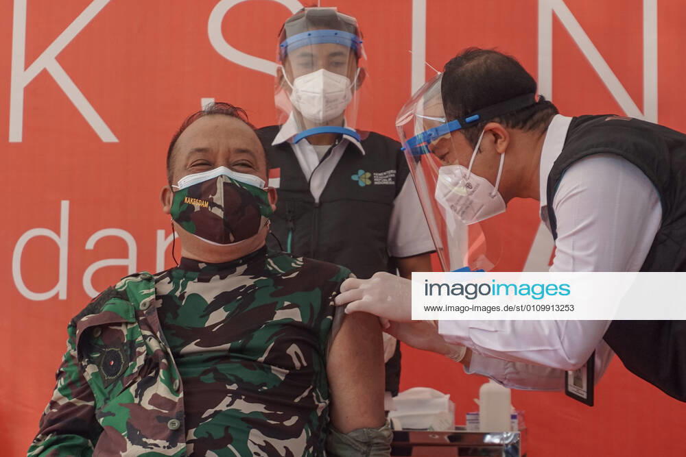 Bali province government top officials injected with Sinovac vaccine. Bali to start the first dose of Covid-19 vaccination program towards the public servants official and the health workers, which held at Bali Mandara Hospital. Denpasar Indonesia - ZUMAb245 20210114_zip_b245_008