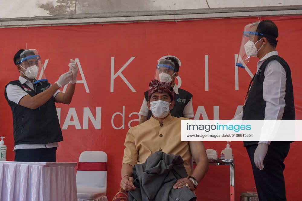 Bali province government top officials injected with Sinovac vaccine. Bali to start the first dose of Covid-19 vaccination program towards the public servants official and the health workers, which held at Bali Mandara Hospital. Denpasar Indonesia - ZUMAb245 20210114_zip_b245_009