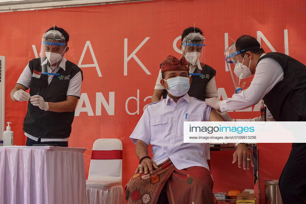 Bali province government top officials injected with Sinovac vaccine. Bali to start the first dose of Covid-19 vaccination program towards the public servants official and the health workers, which held at Bali Mandara Hospital. Denpasar Indonesia - ZUMAb245 20210114_zip_b245_011