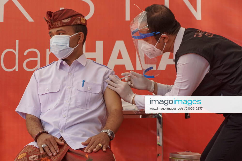 Bali province government top officials injected with Sinovac vaccine. Bali to start the first dose of Covid-19 vaccination program towards the public servants official and the health workers, which held at Bali Mandara Hospital. Denpasar Indonesia - ZUMAb245 20210114_zip_b245_012
