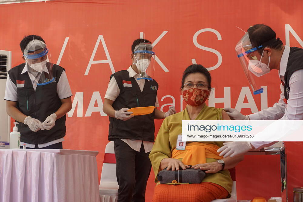 Bali province government top officials injected with Sinovac vaccine. Bali to start the first dose of Covid-19 vaccination program towards the public servants official and the health workers, which held at Bali Mandara Hospital. Denpasar Indonesia - ZUMAb245 20210114_zip_b245_013
