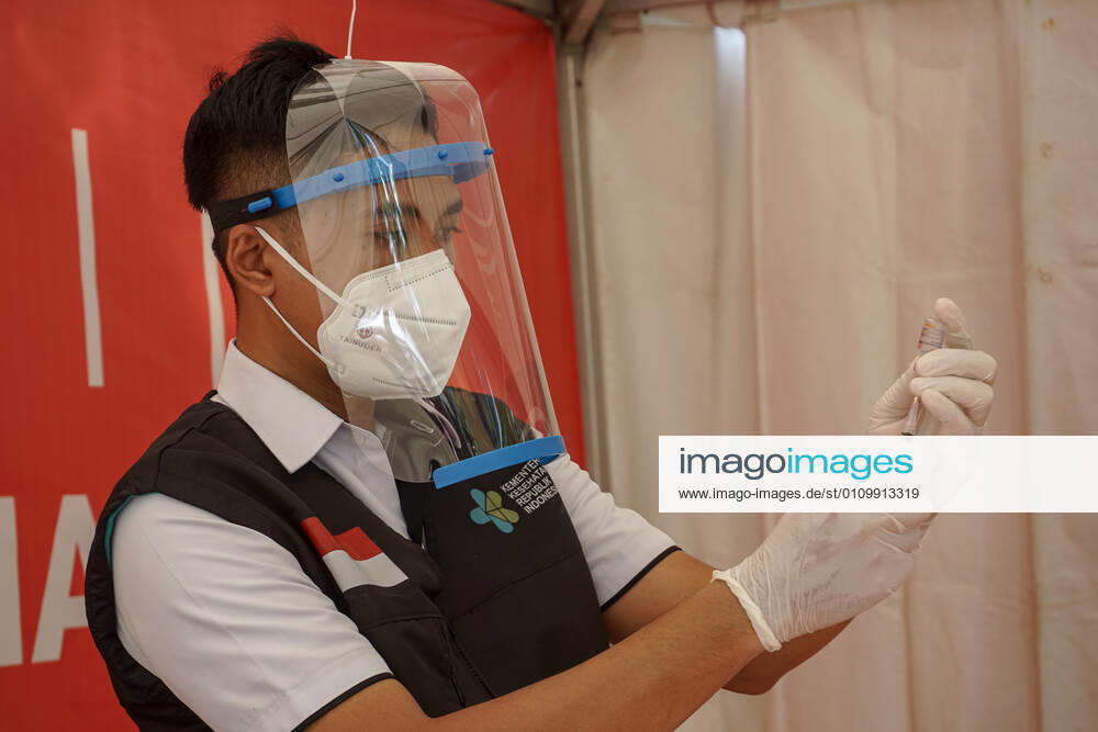 A medical health worker prepares the Sinovac vaccine before injected towards the patient. Bali to start the first dose of Covid-19 vaccination program towards the public servants official and the health workers, which held at Bali Mandara Hospital. Denpasar Indonesia - ZUMAb245 20210114_zip_b245_014