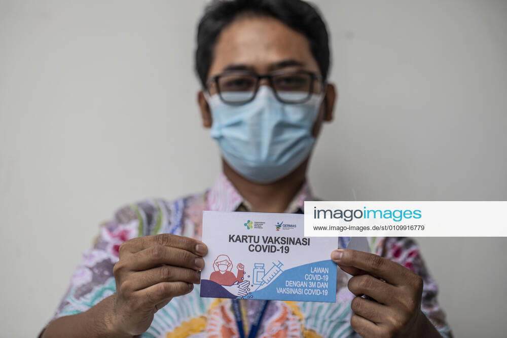 Jakarta, Indonesia, 14 January 2021 : Vaccine participant show his vaccine card after received the vaccine. Vaccination for health worker and front people in fighting covid19 at Jagakarsa Public Health Facility South Jakarta. Indonesia start vaccination covid19 begin 14 January 2021 with priority for health worker and front people in fighting covid19 South Jakarta Indonesia - ZUMAh128 20210114_zap_h128_004