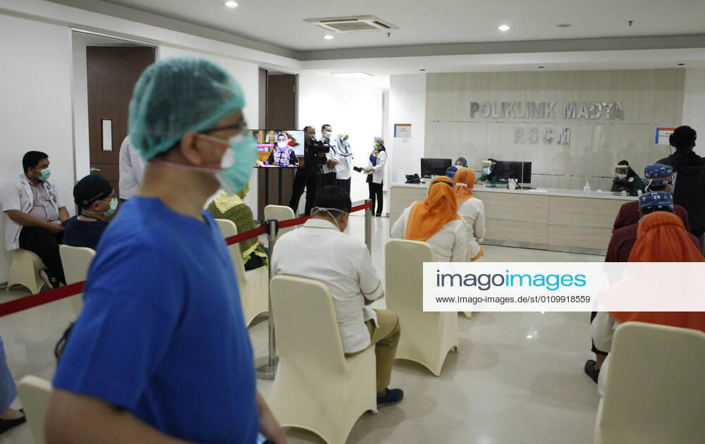 (210114) -- JAKARTA, Jan. 14, 2021 -- Medical staff wait to receive inoculation of China s Sinovac COVID-19 vaccine at Cipto Mangunkusumo Hospital in downtown Jakarta, Indonesia, Jan. 14, 2021. Indonesia begins its large scale vaccination on Thursday. ) INDONESIA-JAKARTA-COVID-19-VACCINATION YexPingfan
