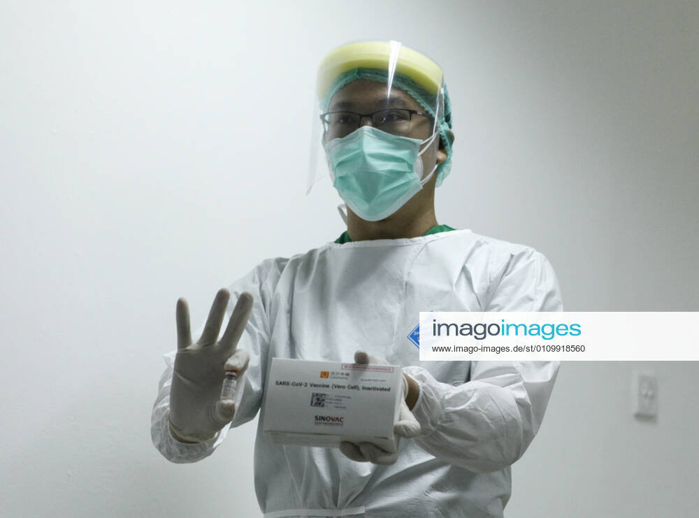 (210114) -- JAKARTA, Jan. 14, 2021 -- A medical worker shows China s Sinovac COVID-19 vaccine at Cipto Mangunkusumo Hospital in downtown Jakarta, Indonesia, Jan. 14, 2021. Indonesia begins its large scale vaccination on Thursday. ) INDONESIA-JAKARTA-COVID-19-VACCINATION YexPingfan