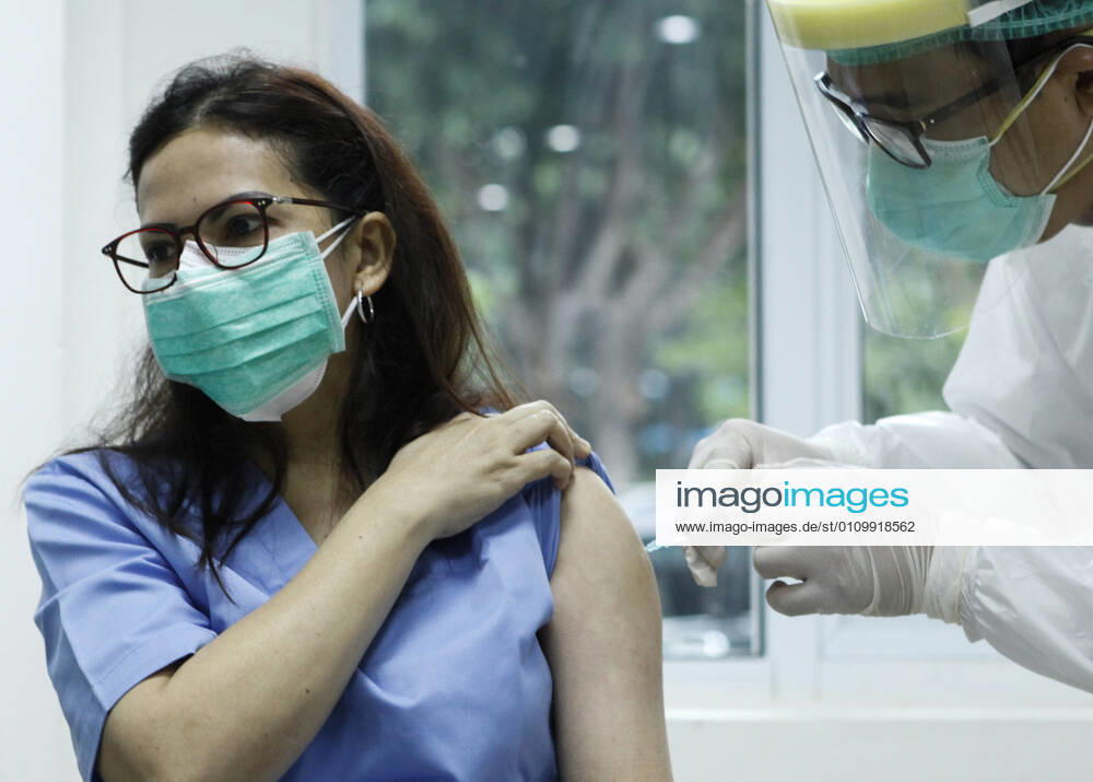 (210114) -- JAKARTA, Jan. 14, 2021 -- A medical worker receives inoculation of China s Sinovac COVID-19 vaccine at Cipto Mangunkusumo Hospital in downtown Jakarta, capital of Indonesia, Jan. 14, 2021. Indonesia begins its large scale vaccination on Thursday. ) INDONESIA-JAKARTA-COVID-19-VACCINATION YexPingfan