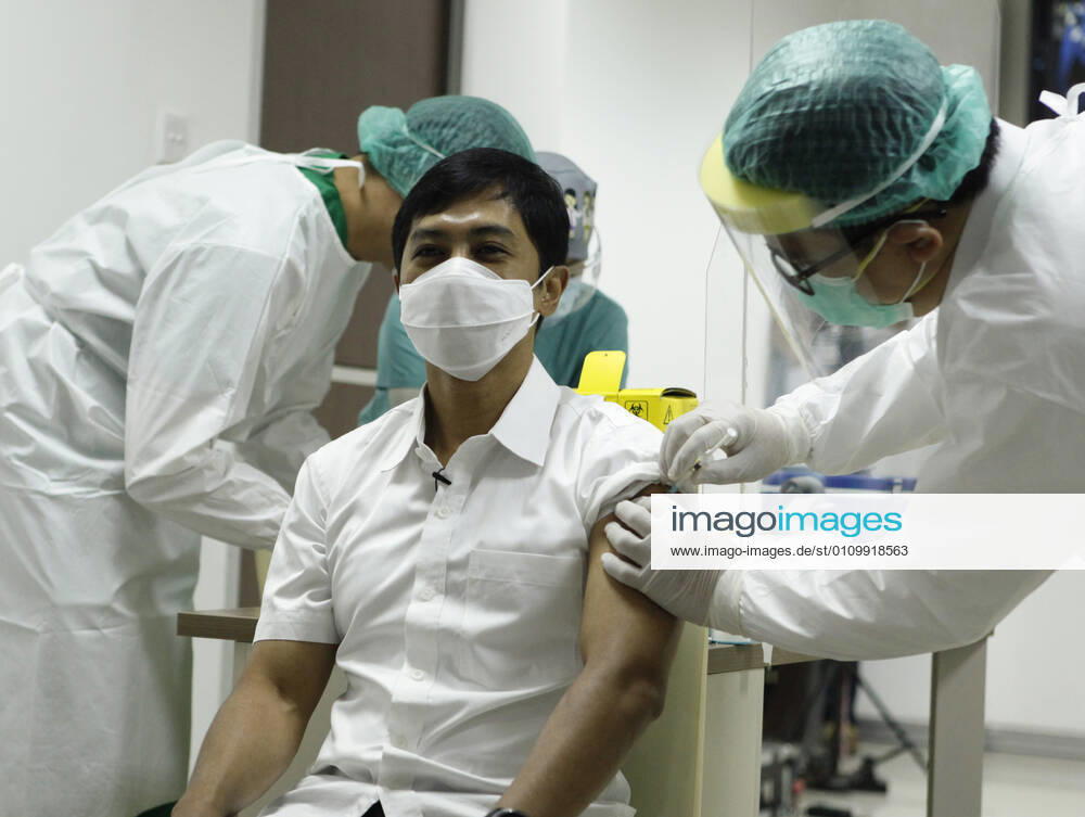 (210114) -- JAKARTA, Jan. 14, 2021 -- Indonesian Vice Health Minister Dante Saksono receives China s Sinovac COVID-19 vaccine at Cipto Mangunkusumo Hospital in downtown Jakarta, Indonesia, Jan. 14, 2021. Indonesia begins its large scale vaccination on Thursday. ) INDONESIA-JAKARTA-COVID-19-VACCINATION YexPingfan