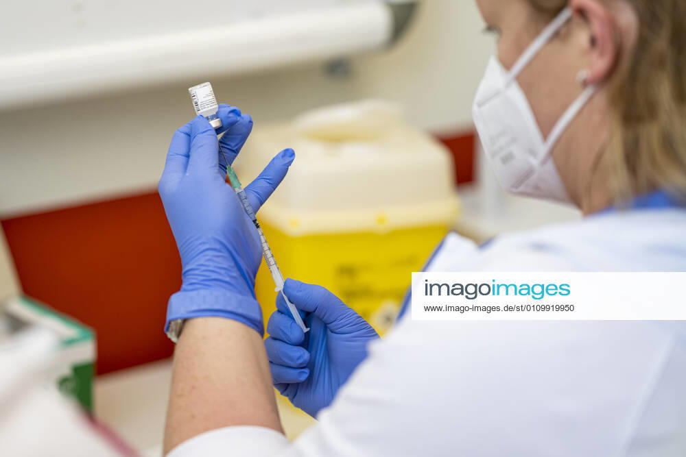 COVID 19 VACCINATION CENTER IN WEIMAR OPENS 13 01 2021 Weimar A staff member prepares the vaccine at the vaccination center at the mon ami in Weimar, Thuringia, on 13 January 2021 The Free State of Thuringia has started anti-COVID 19 vaccinations at the vaccination centers on 13 January 2021