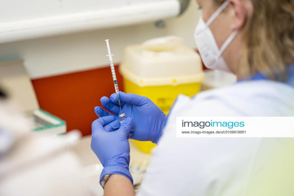 COVID 19 VACCINATION CENTER IN WEIMAR OPENS 13 01 2021 Weimar A staff member prepares the vaccine at the vaccination center at the mon ami in Weimar, Thuringia, on 13 January 2021 The Free State of Thuringia has started anti-COVID 19 vaccinations at the vaccination centers on 13 January 2021