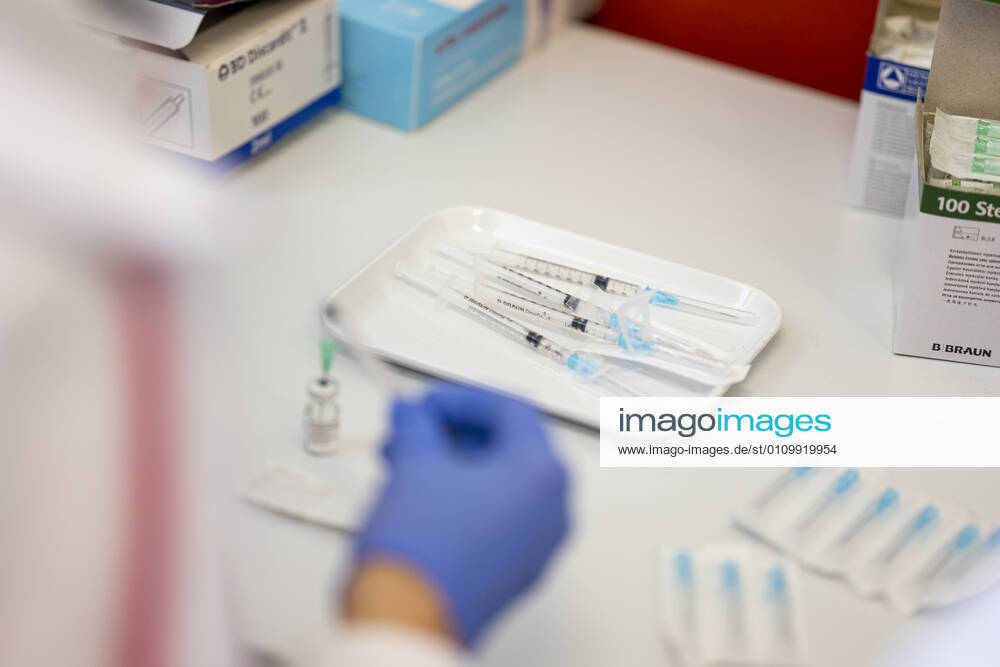 COVID 19 VACCINATION CENTER IN WEIMAR OPENS 13 01 2021 Weimar A staff member prepares the vaccine at the vaccination center at the mon ami in Weimar, Thuringia, on 13 January 2021 The Free State of Thuringia has started anti-COVID 19 vaccinations at the vaccination centers on 13 January 2021