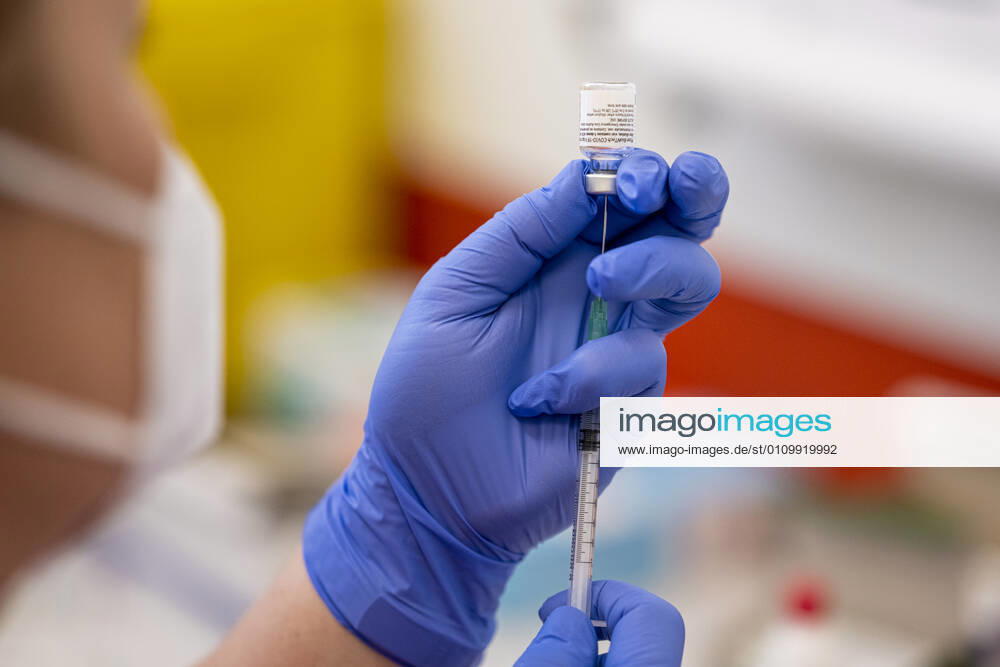 COVID 19 VACCINATION CENTER IN WEIMAR OPENS 13 01 2021 Weimar A staff member prepares the vaccine at the vaccination center at the mon ami in Weimar, Thuringia, on 13 January 2021 The Free State of Thuringia has started anti-COVID 19 vaccinations at the vaccination centers on 13 January 2021
