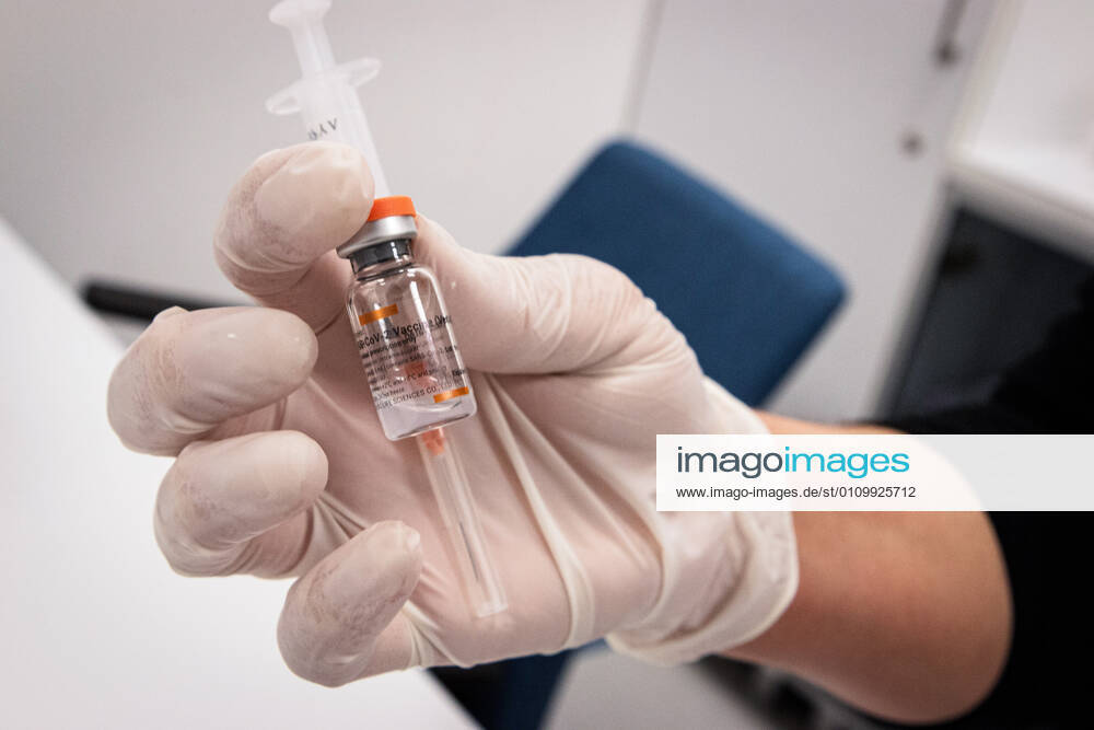 A nurse holds the vaccination syringe and China s Sinovac vaccine vial..China s Sinovac vaccine started to be applied to 81 cities in Turkey. In Ankara City Hospital, the vaccination was applied to the hospital staff first in order to protect them from possible Covid-19 infected patients. Ankara Turkey - ZUMAs197 20210114_zaa_s197_024