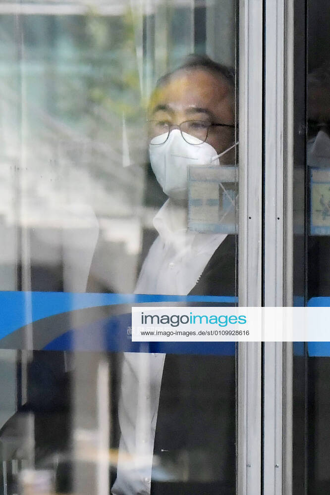 WHO team to investigate coronavirus origins in Wuhan Ken Maeda of Japan s National Institute of Infectious Diseases arrives in Wuhan by air on Jan. 14, 2021, together with other members of a team of experts from the World Health Organization to investigate the origins of the novel coronavirus. The 10-member team is expected to conduct the research in Wuhan, where Chinese authorities reported the first coronavirus case in December 2019, for about two weeks, after being quarantined at a local hotel for about two weeks.