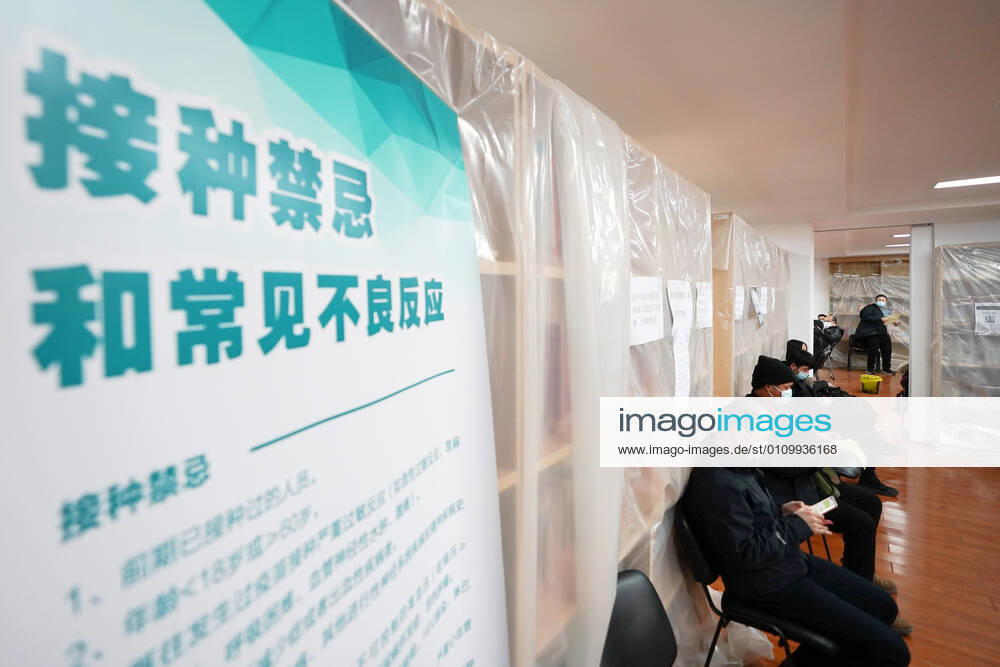 (210114) -- BEIJING, Jan. 14, 2021 -- Recipients of COVID-19 vaccine wait in the observation area at a temporary inoculation site in Dongcheng District in Beijing, capital of China, Jan. 14, 2021. Beijing is expected to complete administering the first dose of the jab among specific groups of people with higher infection risks by Friday. ) CHINA-BEIJING-COVID-19 VACCINE (CN) JuxHuanzong