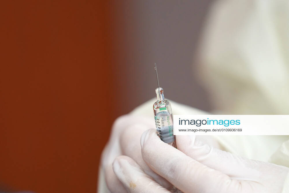 (210114) -- BEIJING, Jan. 14, 2021 -- A medical worker from the Beijng Puren Hospital prepares a dose of COVID-19 vaccine at a temporary inoculation site in Dongcheng District in Beijing, capital of China, Jan. 14, 2021. Beijing is expected to complete administering the first dose of the jab among specific groups of people with higher infection risks by Friday. ) CHINA-BEIJING-COVID-19 VACCINE (CN) JuxHuanzong