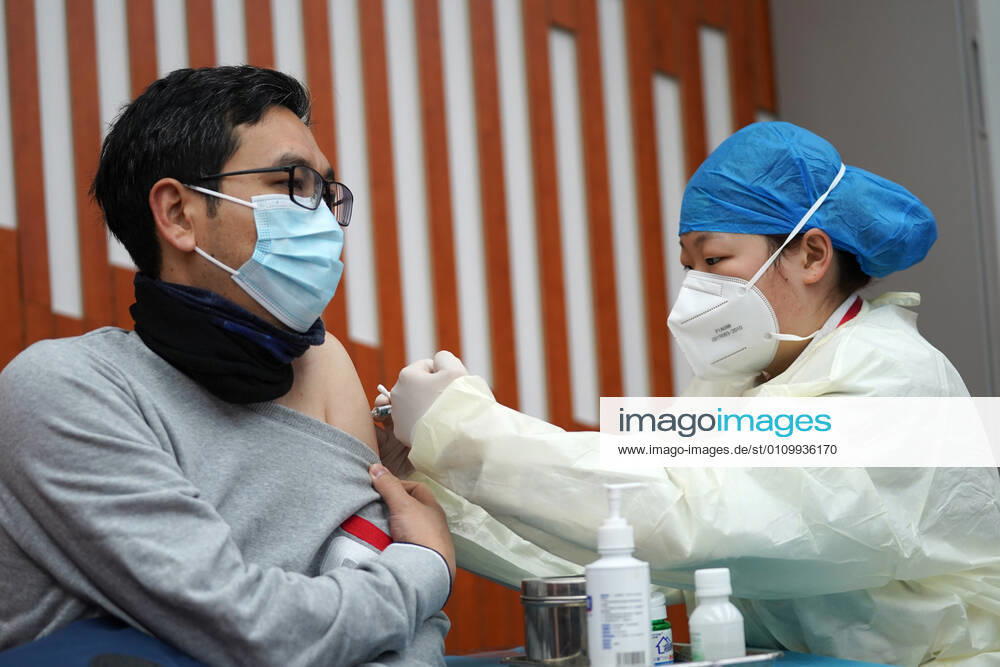 (210114) -- BEIJING, Jan. 14, 2021 -- A medical worker from the Beijng Puren Hospital inoculates a recipient with a COVID-19 vaccine at a temporary inoculation site in Dongcheng District in Beijing, capital of China, Jan. 14, 2021. Beijing is expected to complete administering the first dose of the jab among specific groups of people with higher infection risks by Friday. ) CHINA-BEIJING-COVID-19 VACCINE (CN) JuxHuanzong