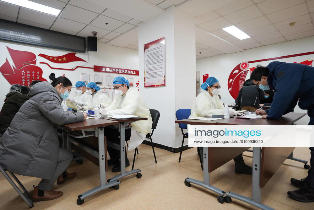 (210114) -- BEIJING, Jan. 14, 2021 -- Medical workers explain the content of the letter of informed consent to recipients of COVID-19 vaccine at a temporary inoculation site in Dongcheng District in Beijing, capital of China, Jan. 14, 2021. Beijing is expected to complete administering the first dose of the jab among specific groups of people with higher infection risks by Friday. ) CHINA-BEIJING-COVID-19 VACCINE (CN) JuxHuanzong