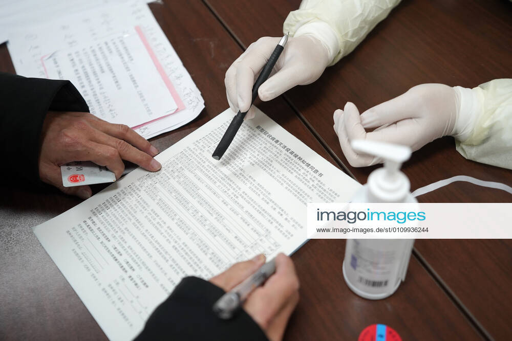 (210114) -- BEIJING, Jan. 14, 2021 -- A medical worker explains the content of the letter of informed consent to a recipient of COVID-19 vaccine at a temporary inoculation site in Dongcheng District in Beijing, capital of China, Jan. 14, 2021. Beijing is expected to complete administering the first dose of the jab among specific groups of people with higher infection risks by Friday. ) CHINA-BEIJING-COVID-19 VACCINE (CN) JuxHuanzong