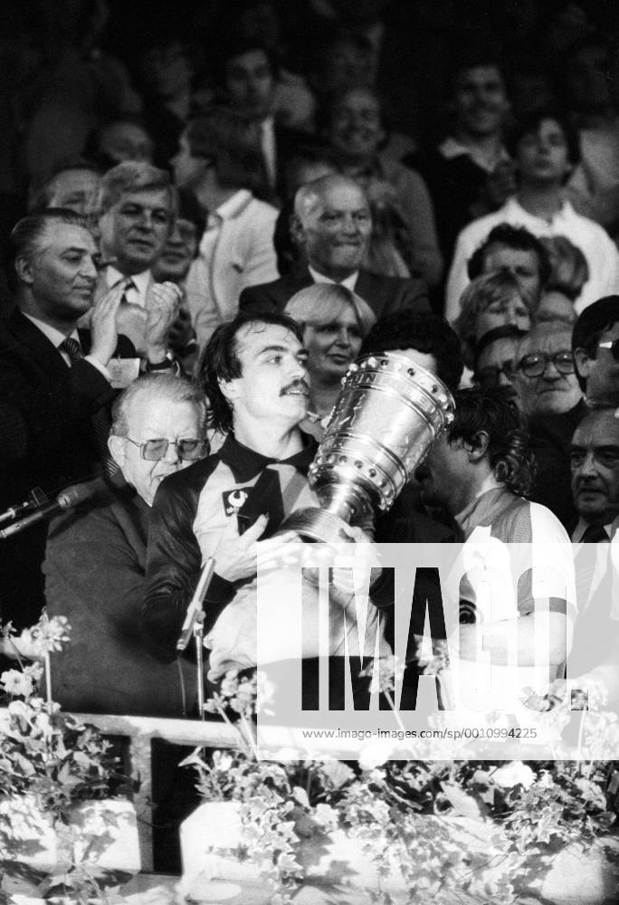 Fortuna Düsseldorf ist DFB Pokalsieger 1980 - Torwart und Kapitän Jörg Daniel präsentiert die Trophäe, dahinter DFB Präsident Hermann Neuberger (BRD, li.)