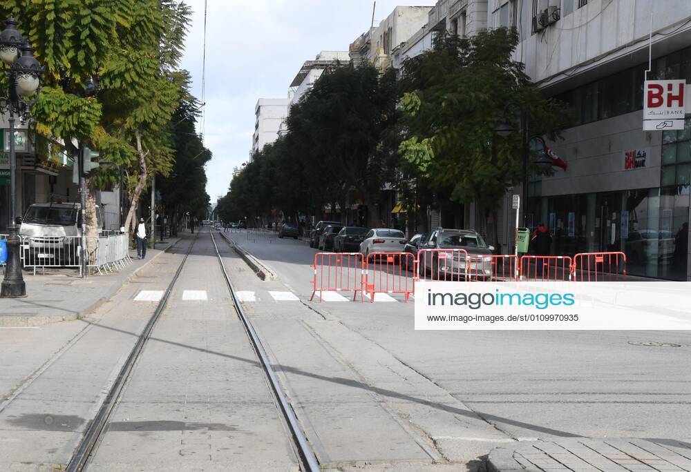 (210114) -- TUNIS, Jan. 14, 2021 -- A street is seen blocked during a lockdown in Tunis, Tunisia, on Jan. 14, 2021. Tunisia decided to impose a general lockdown for a period of four days starting from Thursday, to contain the rapid spread of COVID-19 in the country. (Photo by Xinhua) TUNISIA-TUNIS-COVID-19-LOCKDOWN AdelxEzzine